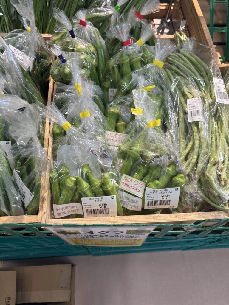 店内に並べられたオクラ